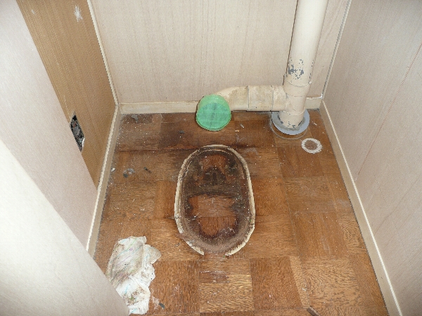 便器を撤去したトイレ。