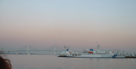 海上保安庁の船とベイブリッジ。