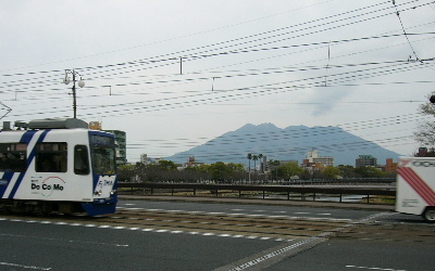 路面電車と桜島。
