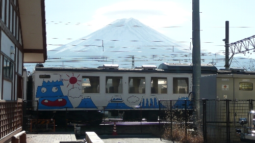 フジサン特急と富士山。