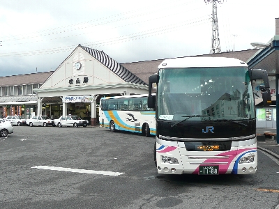 駅のすぐそばから高速バスも発車。