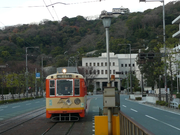松山城と路面電車。