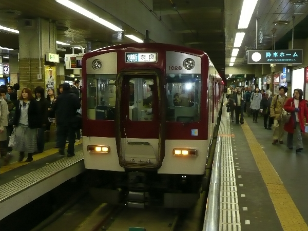 阪神三宮駅なのに、近鉄電車です。