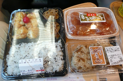 博多駅名店街で買った昼ごはん。