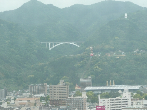 山側には遊園地と橋が見えました。