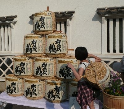 賀茂鶴の酒樽。