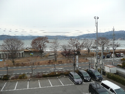 2階からは諏訪湖を一望できます。