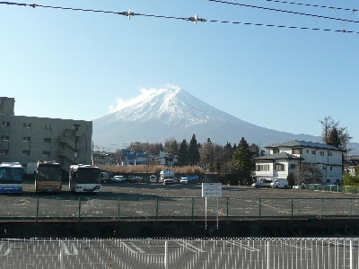 富士山駅から富士山を望む。