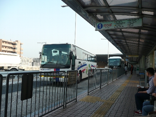 高速バスで徳島へ。