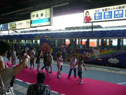 正午の徳島駅では、お子さんが勢ぞろい。