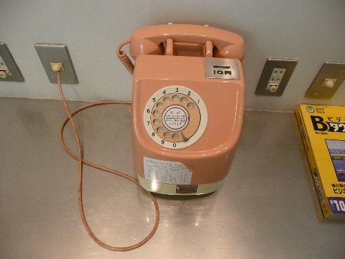 現役？の美術館内のピンクの電話。