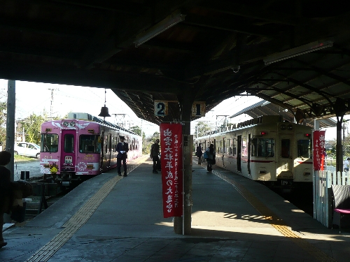 出雲大社駅では原色と新色が並びました。