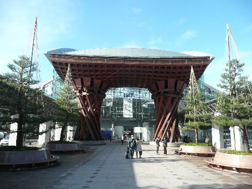 金沢駅前。