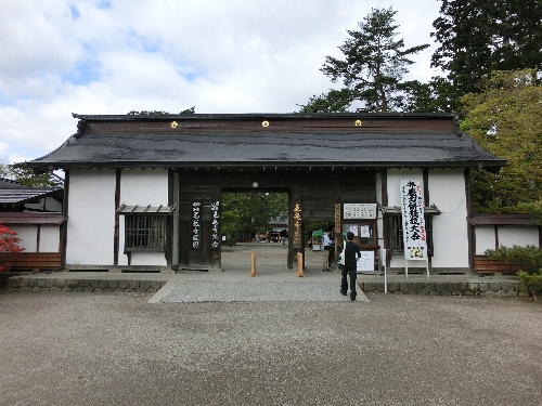 毛越寺の入口。