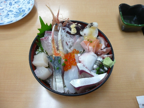 鮮魚おかもとの海鮮丼。