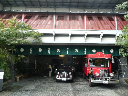 大正レトロな外観の京都屋。