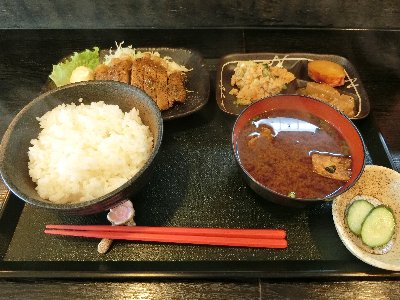 Aランチ・トンテキ定食（\980）。