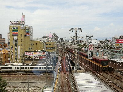 目の前は京阪電車とJR大阪環状線が見放題です。