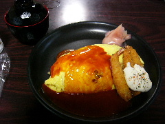 チキンオムライスセット（\1050）。味噌汁と小さな海老フライが3尾付く。