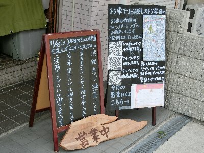 �X�̑O�ɂ͖{���̂������ߍ�������܂��B