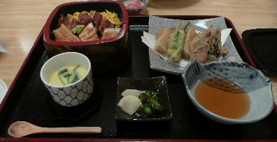 浜御膳（\2000）。丼、天ぷら、茶碗蒸し、赤だしのセット。